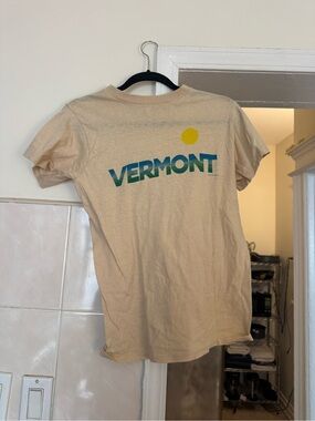 Beige Vermont Graphic Short Sleeve Tee with Teal & Yellow Print